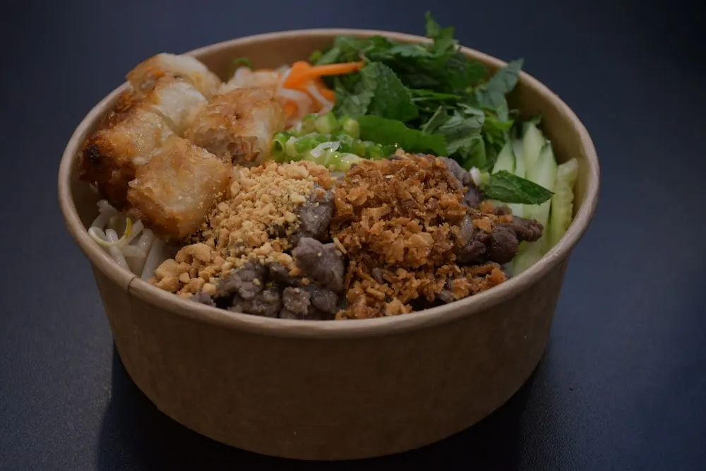 Vvermicelles Avec les Pâtés Impériaux Et Le Bœuf Grillé